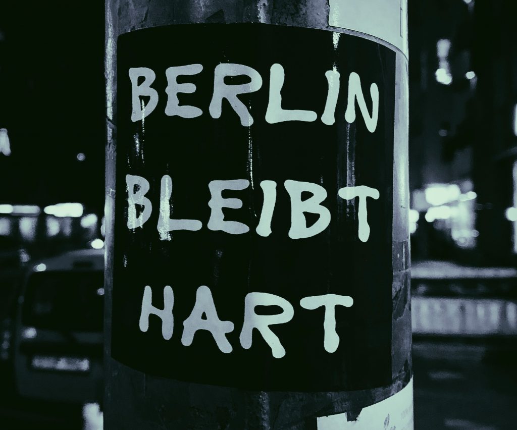 Ein Sicker mit der Aufschrit "Berlin bleibt hart" auf einem Laternenmast